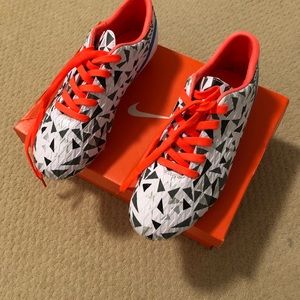 Never worn Nike unisex soccer cleats